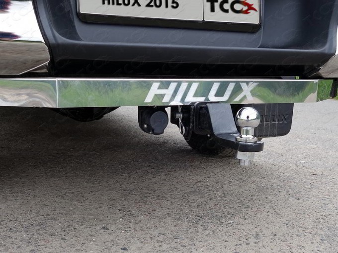 Фаркоп на Toyota Hilux (2015-) с нерж.накладкой, надпись Hilux (ТСС TCU00023)