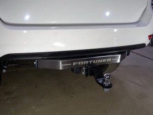 Фаркоп на Toyota Fortuner (2017-) с нерж.накладкой, надпись Fortuner (ТСС TCU00097)